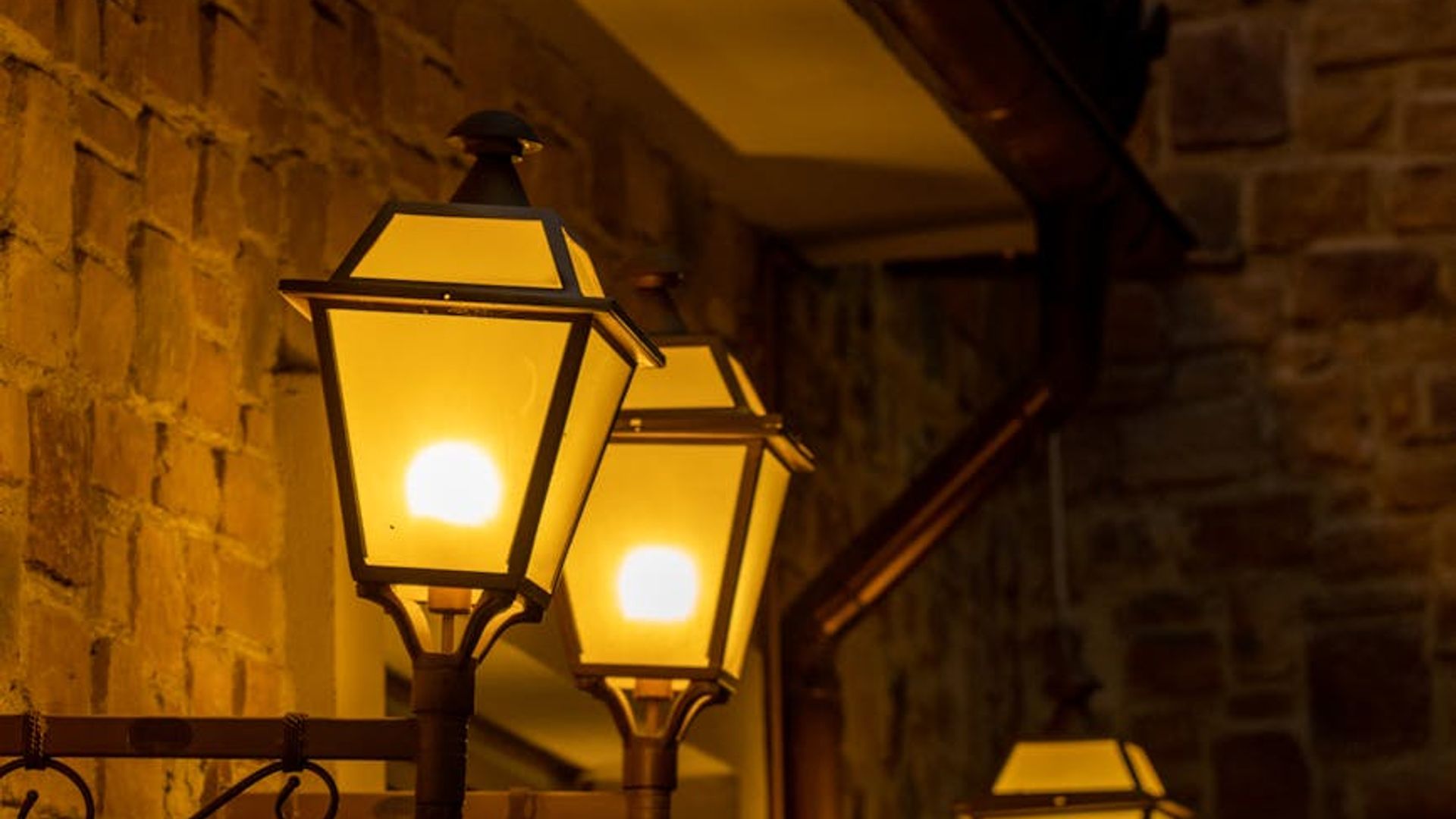 Minimalist light background texture for a calm atmosphere.